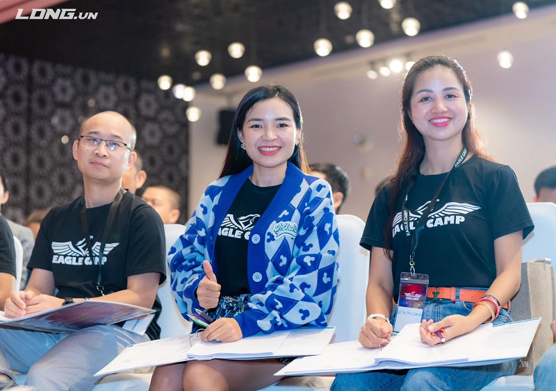 Một mắt sáng một mắt mờ