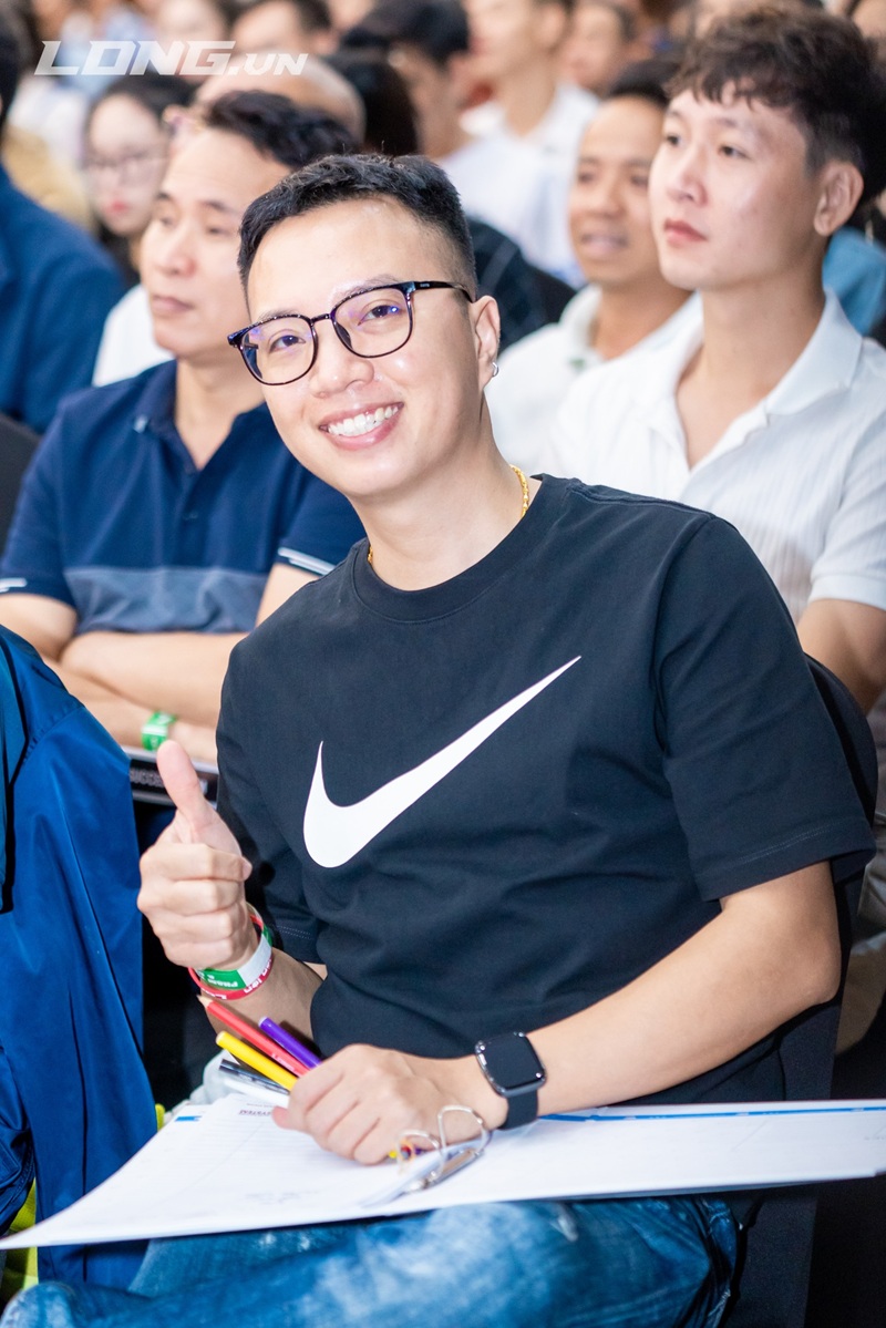 Cận 1 bên mắt