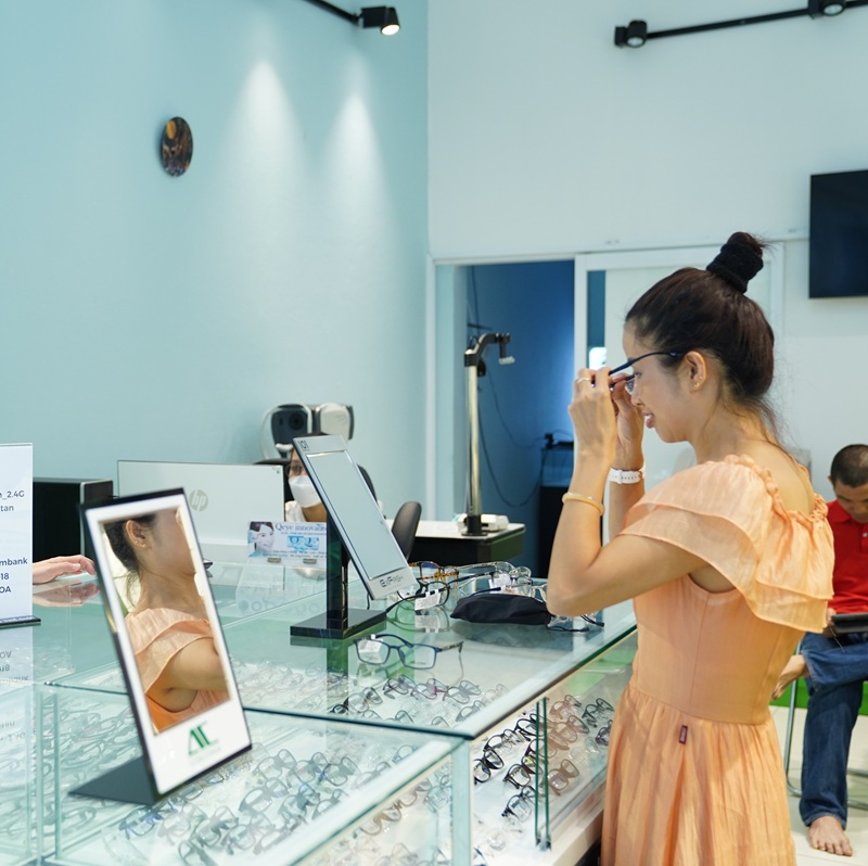 Mắt kính BUTITAN