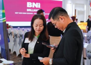 R là mắt trái hay phải