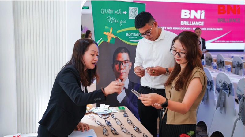 Mắt kính BUTITAN