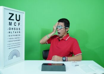 Loạn thị đeo kính cận được không