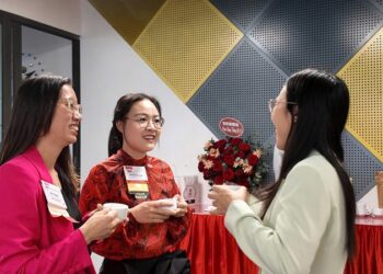 Nheo mắt có bị cận không