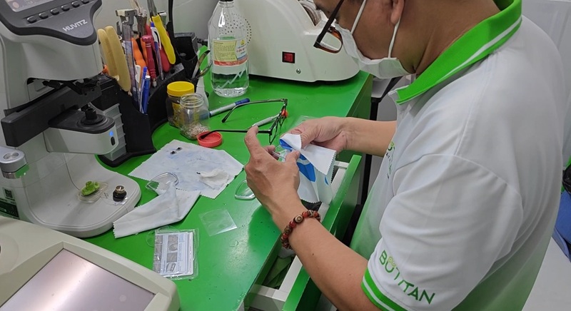 Mắt kính bị gãy