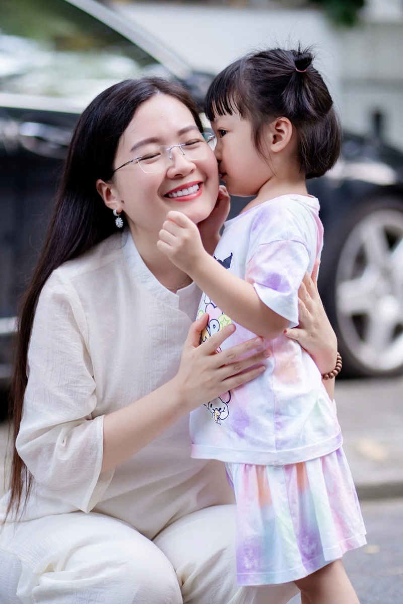 Trẻ em bị loạn thị có nên đeo kính không
