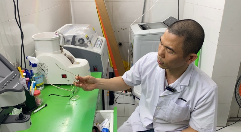 Cách tháo lắp tròng kính cận