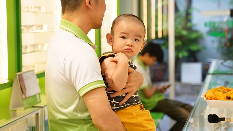 Mắt bé bị nháy liên tục