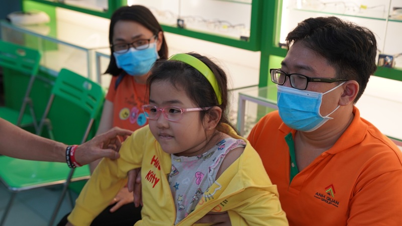 Mắt trẻ chớp liên tục