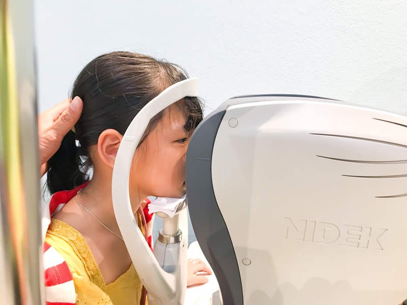 Mắt bé bị nháy liên tục