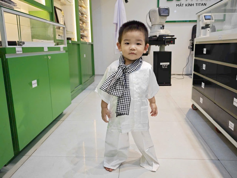 Bé 2 tuổi nháy mắt liên tục
