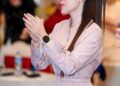 Vừa cận vừa loạn có nên đeo kính thường xuyên