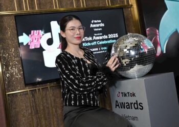 Vừa cận vừa loạn gọi là gì