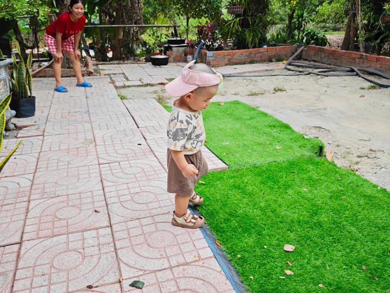 Bé 2 tuổi nháy mắt liên tục