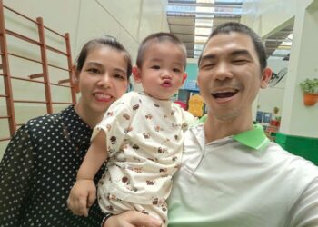 Bé nheo mắt liên tục