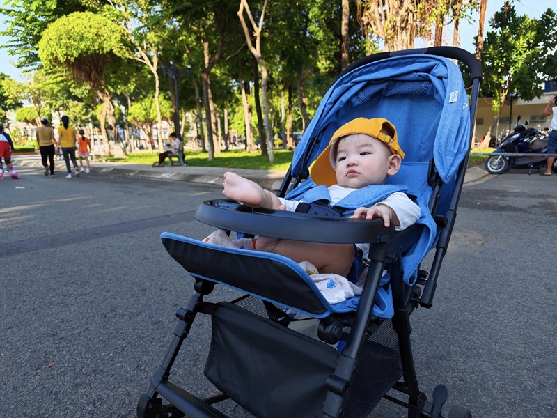 Bé nheo mắt liên tục