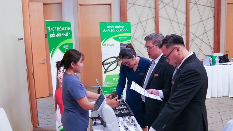 Đeo kính cận có bị lên độ không