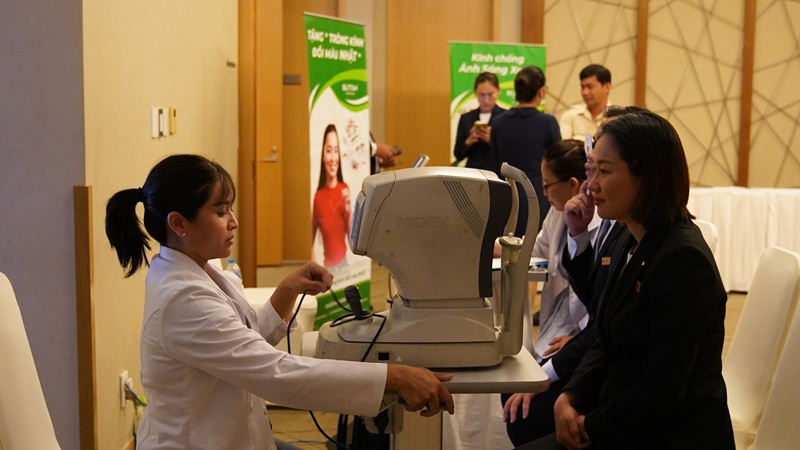 Đeo kính cận có bị lên độ không