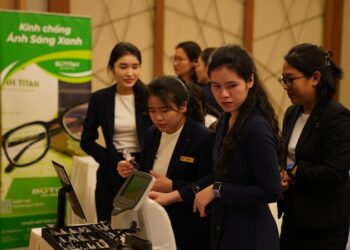 Đeo kính cận có bị lên độ không