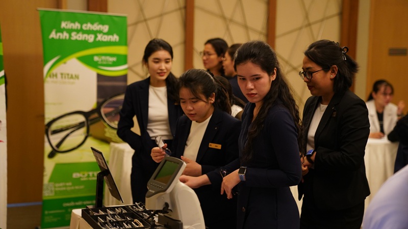 Đeo kính cận có bị lên độ không