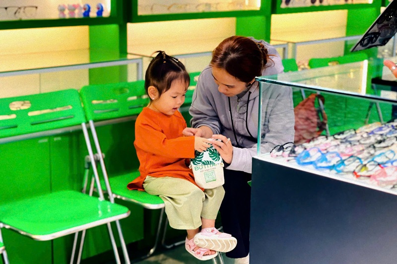 Loạn thị bẩm sinh có cần đeo kính không