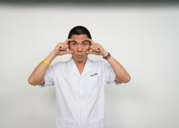 Mắt lồi là do đâu