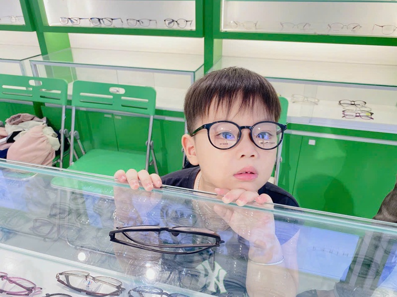 Bé 2 tuổi nháy mắt liên tục