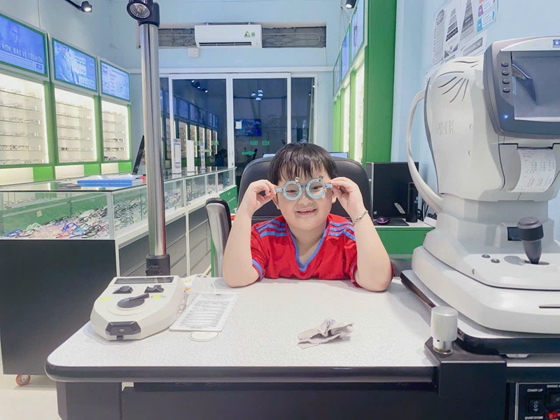 Trẻ em 3 tuổi bị nháy mắt liên tục