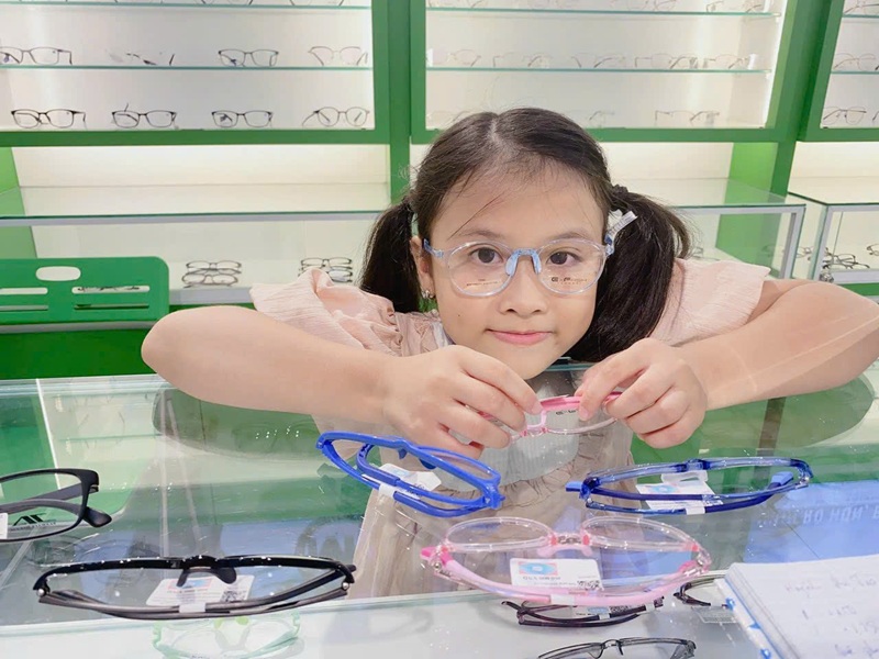 Bé nheo mắt liên tục