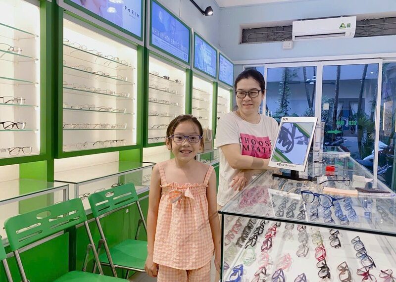 Mắt trẻ chớp liên tục,