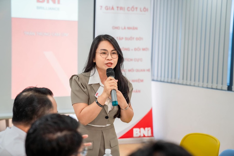 Mới đeo kính cận bị chóng mặt