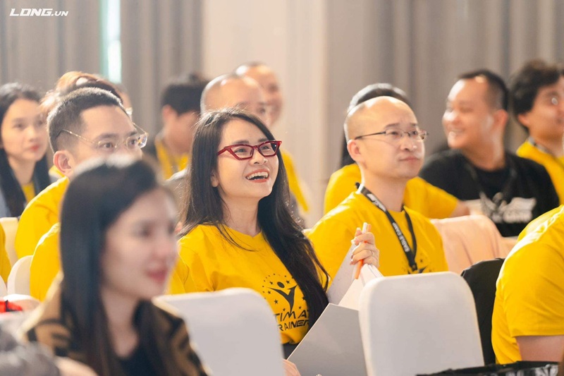 Tại sao mới đeo kính cận bị chóng mặt