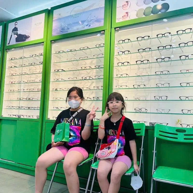 Bé 7 tuổi cận 4 độ