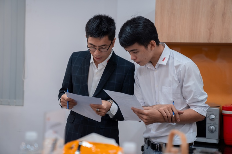 Cận bao nhiêu độ thì phải đeo kính thường xuyên