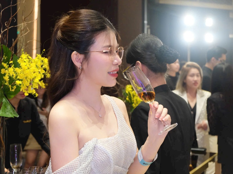 Bị loạn thị có nên đeo kính không