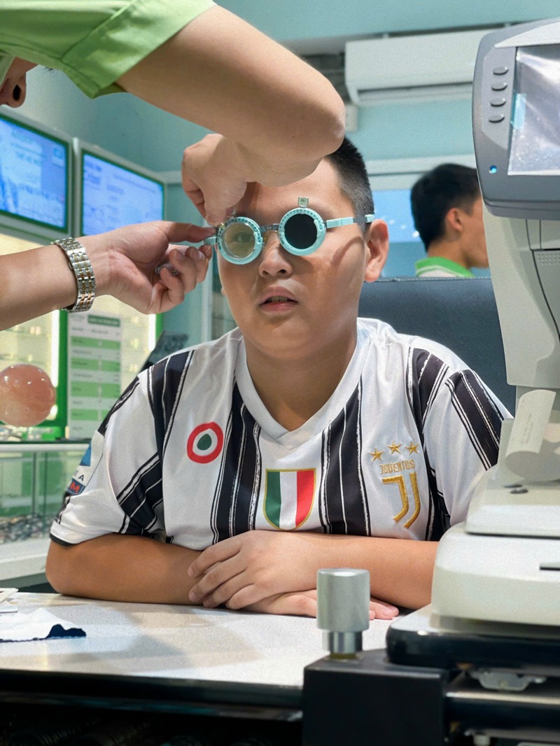 Bị loạn thị không đeo kính có sao không