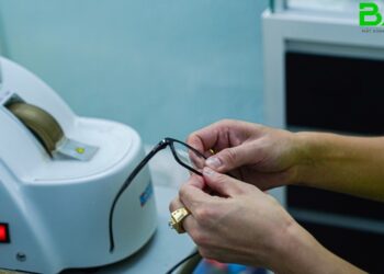 Cách gỡ tròng kính ra khỏi gọng