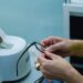 Cách gỡ tròng kính ra khỏi gọng