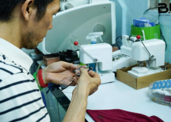 Cách tháo mắt kính gọng nhựa