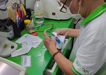 Cách tháo mắt kính ra khỏi gọng nhựa