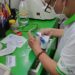 Cách tháo mắt kính ra khỏi gọng nhựa