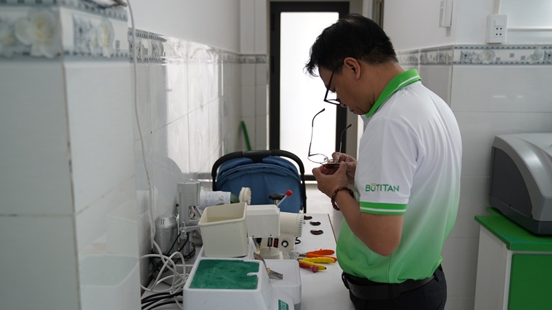 Cách tháo mắt kính ra khỏi gọng nhựa