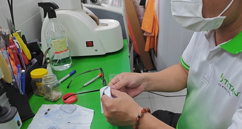 Mắt kính BUTITAN