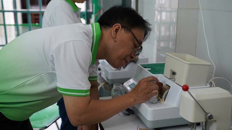 Cách tháo tròng ra khỏi kính