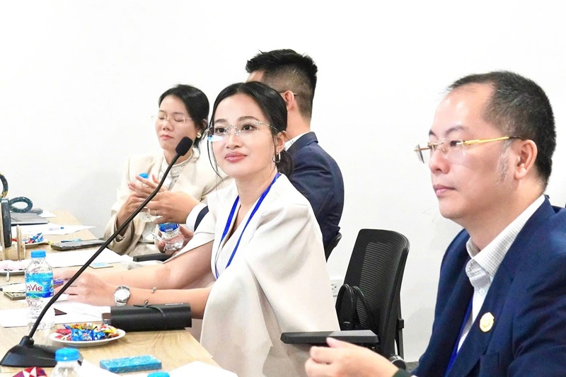 Mắt kính BUTITAN