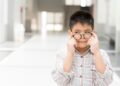 Loạn thị bẩm sinh có cần đeo kính không?
