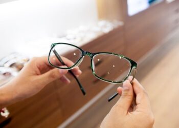 Bị loạn thị có cần đeo kính không?
