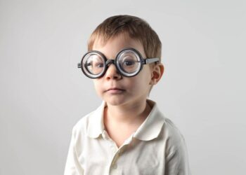 Bé 7 tuổi cận 4 độ nặng không? Cách bảo vệ mắt bé 7 tuổi