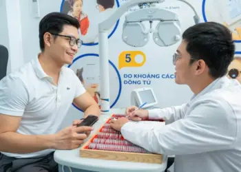 Bị cận mà không đeo kính có tăng độ không?