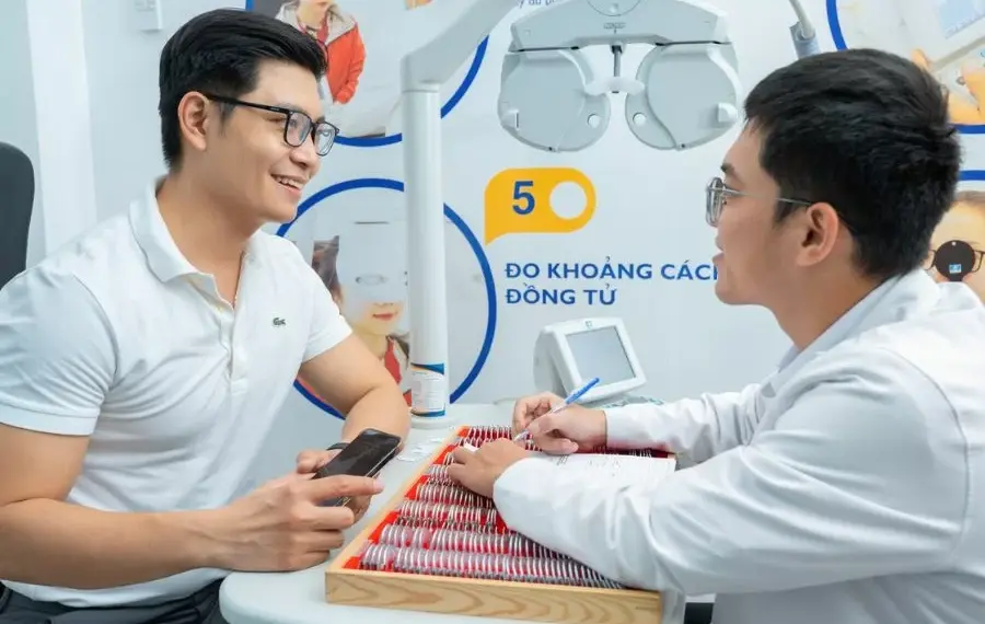 Bị cận mà không đeo kính có tăng độ không?
