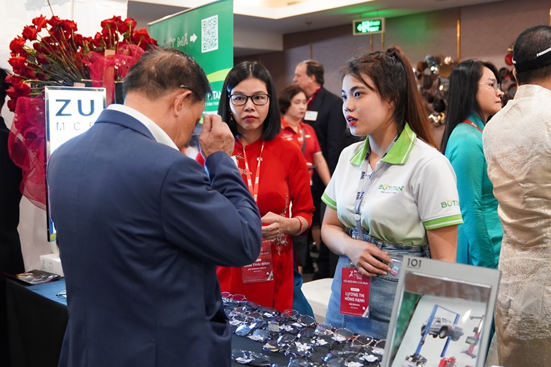 Mắt kính BUTITAN
